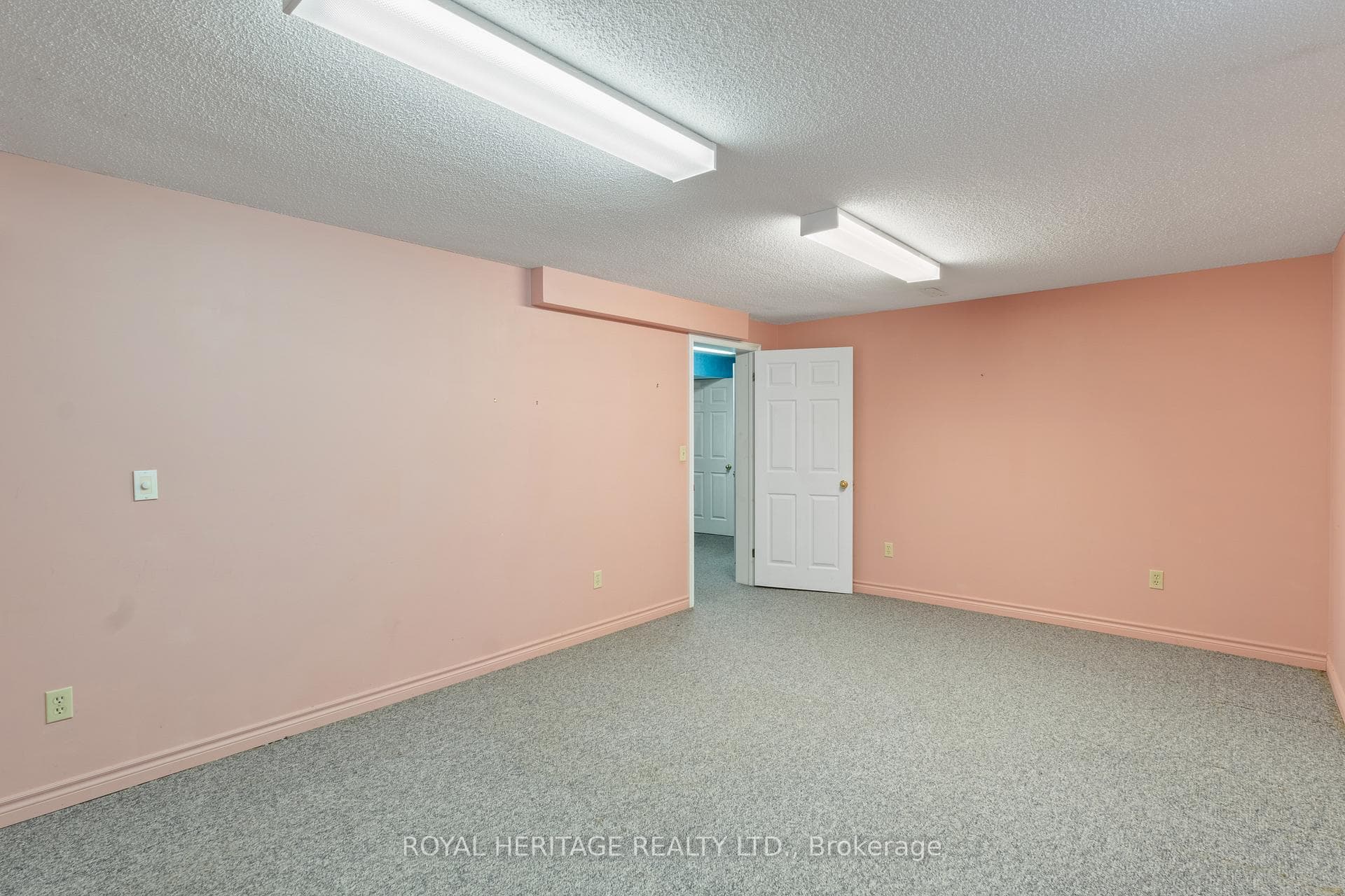 2524 Linwood Street photo 33