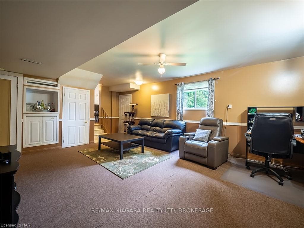 4915 MAPLEVIEW Crescent photo 17