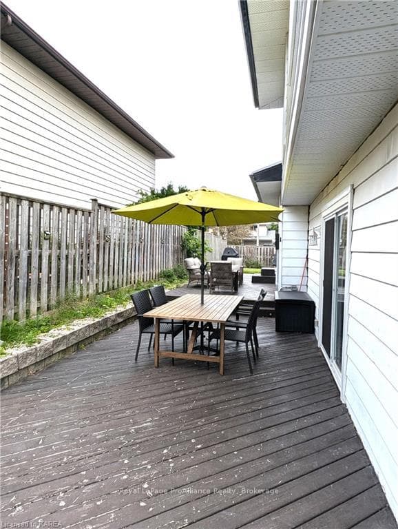 721 HOLGATE Crescent photo 37