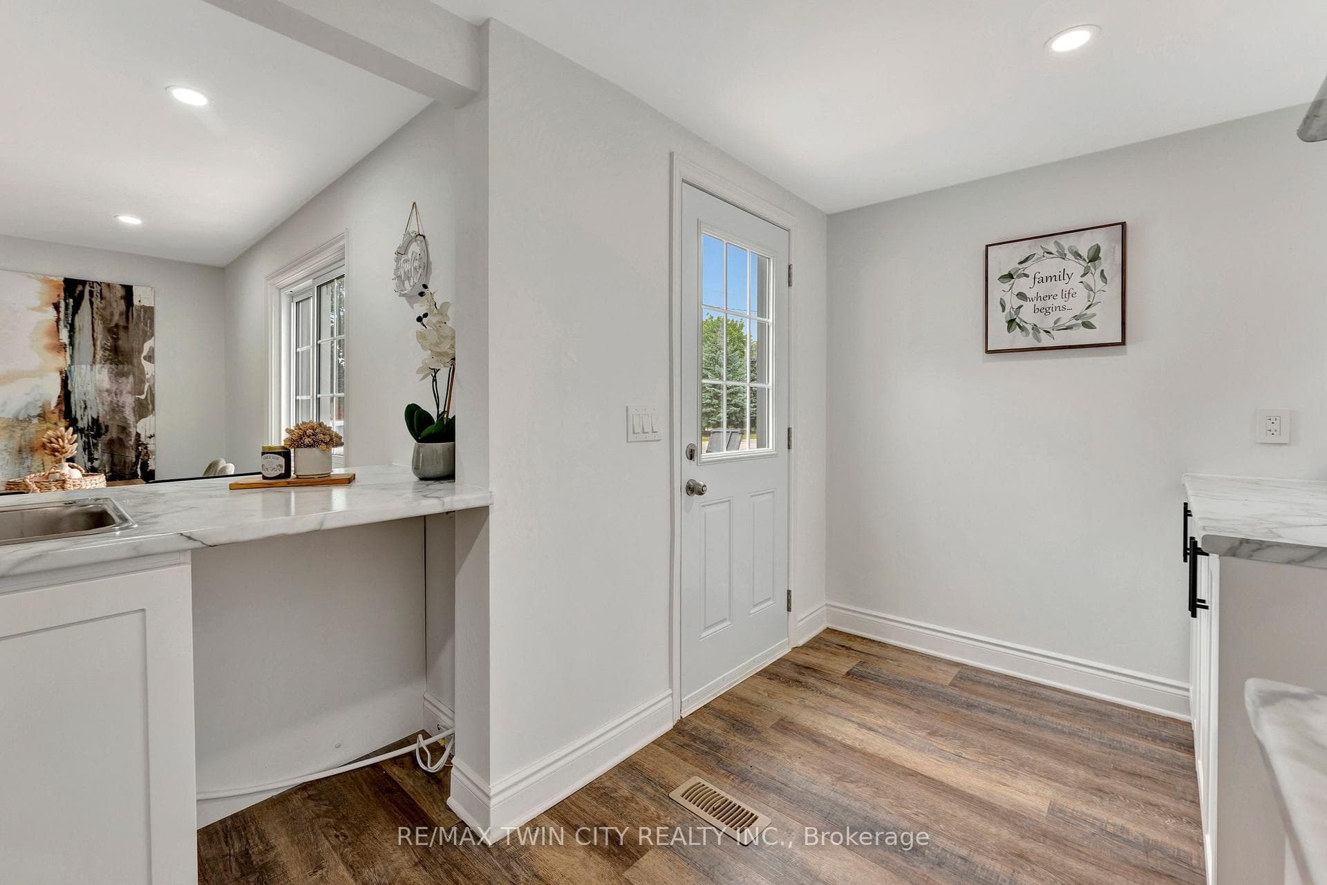 80 Morton Avenue photo 6