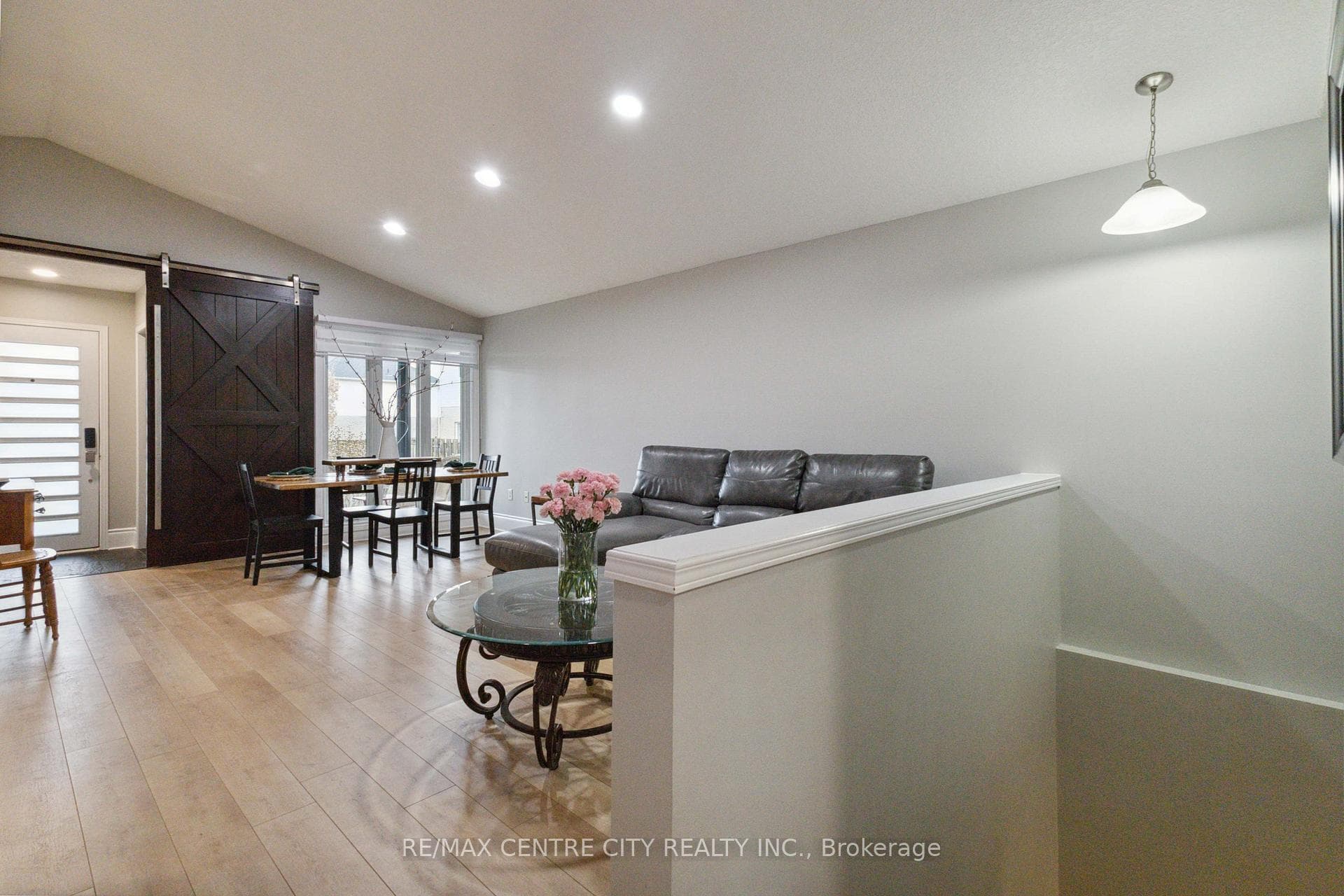 956 Bitterbush Crescent photo 7