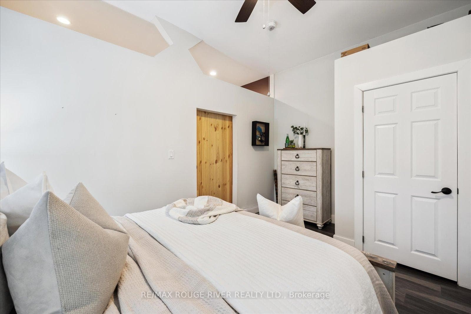 8 Simcoe Street photo 28