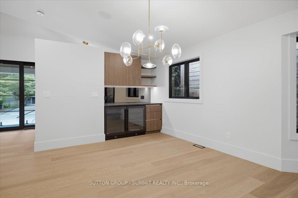 160 Allan Street photo 6