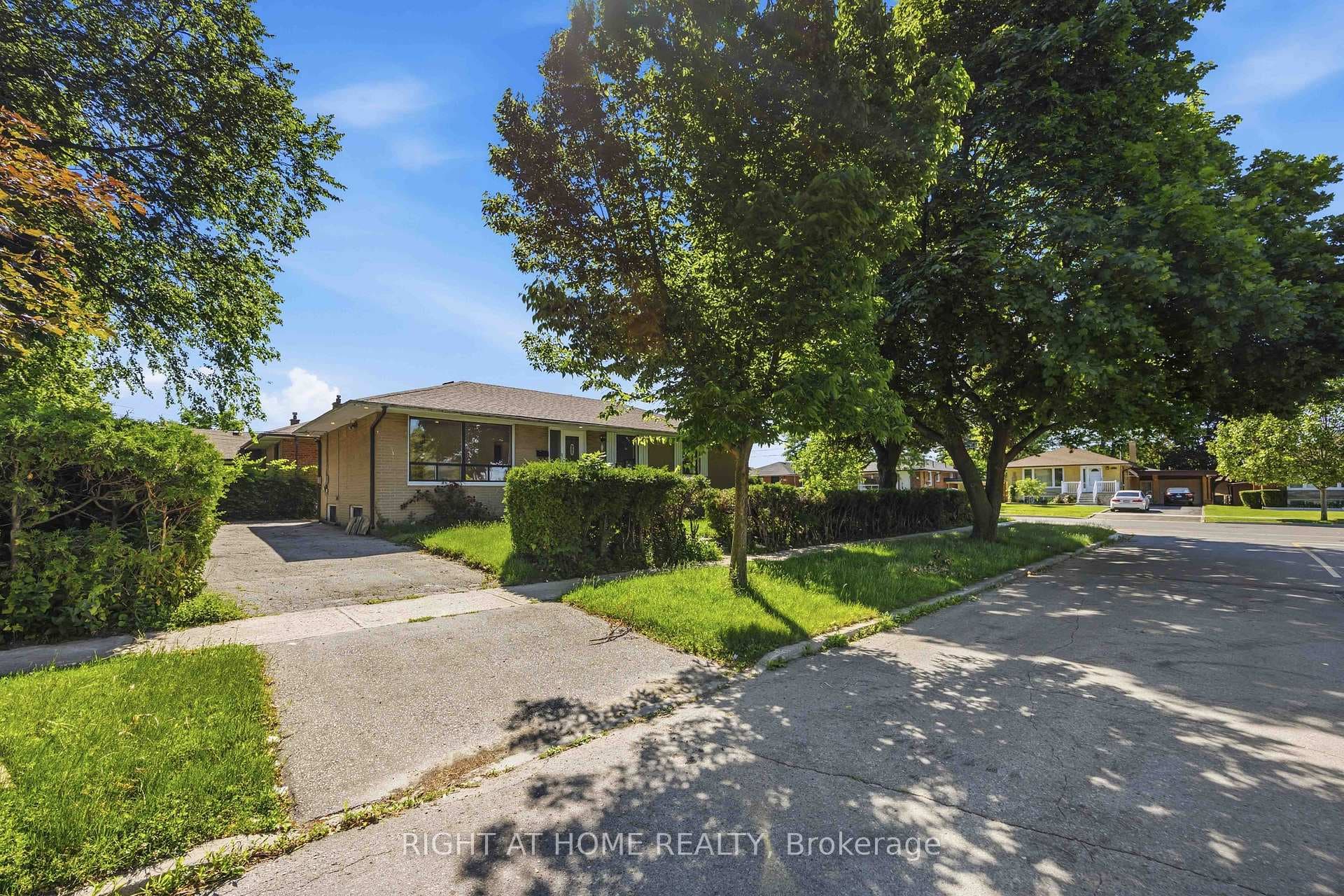 1 Mozart Avenue photo 2