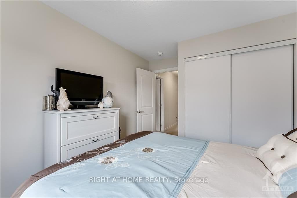 715 DERREEN Avenue photo 23