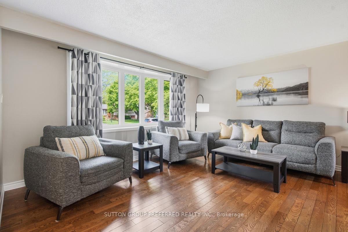 Bright Living Room with Bay Window