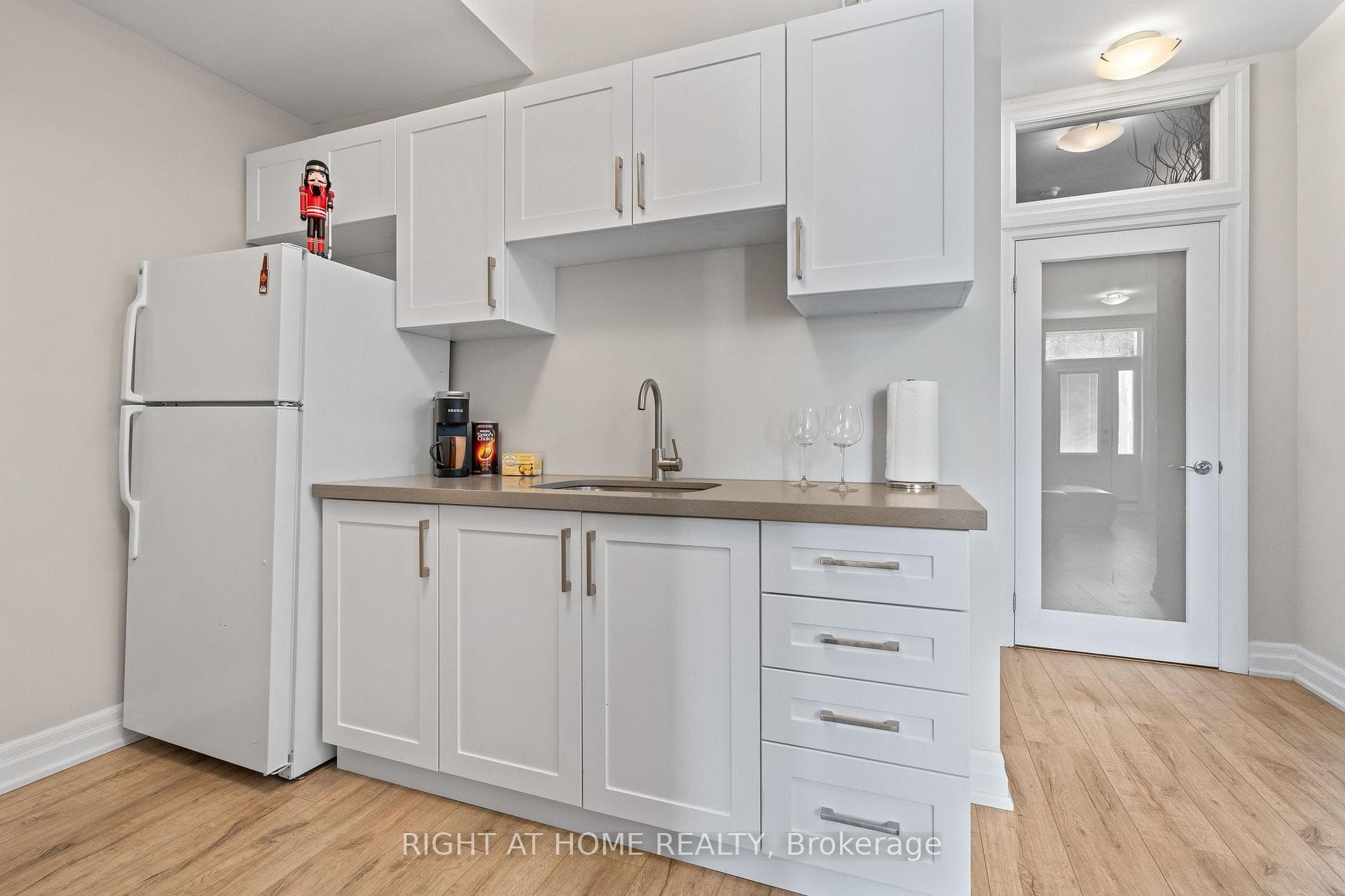 91B Evans Avenue photo 43