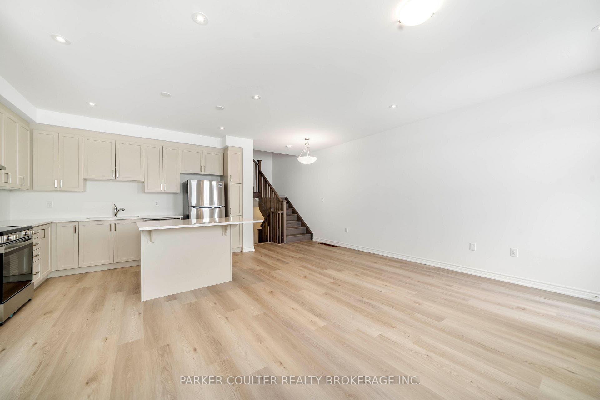 53 Vinewood Crescent photo 14