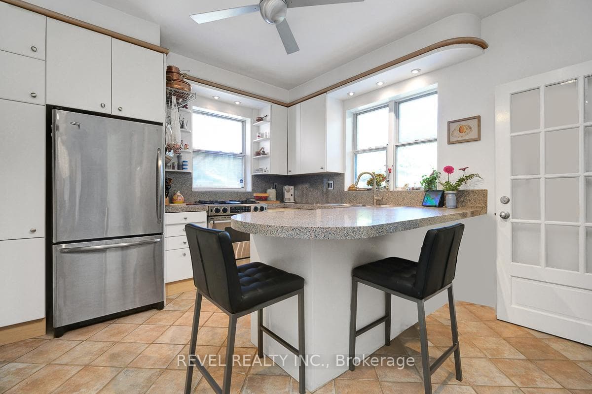 320 CLEMOW Avenue photo 14