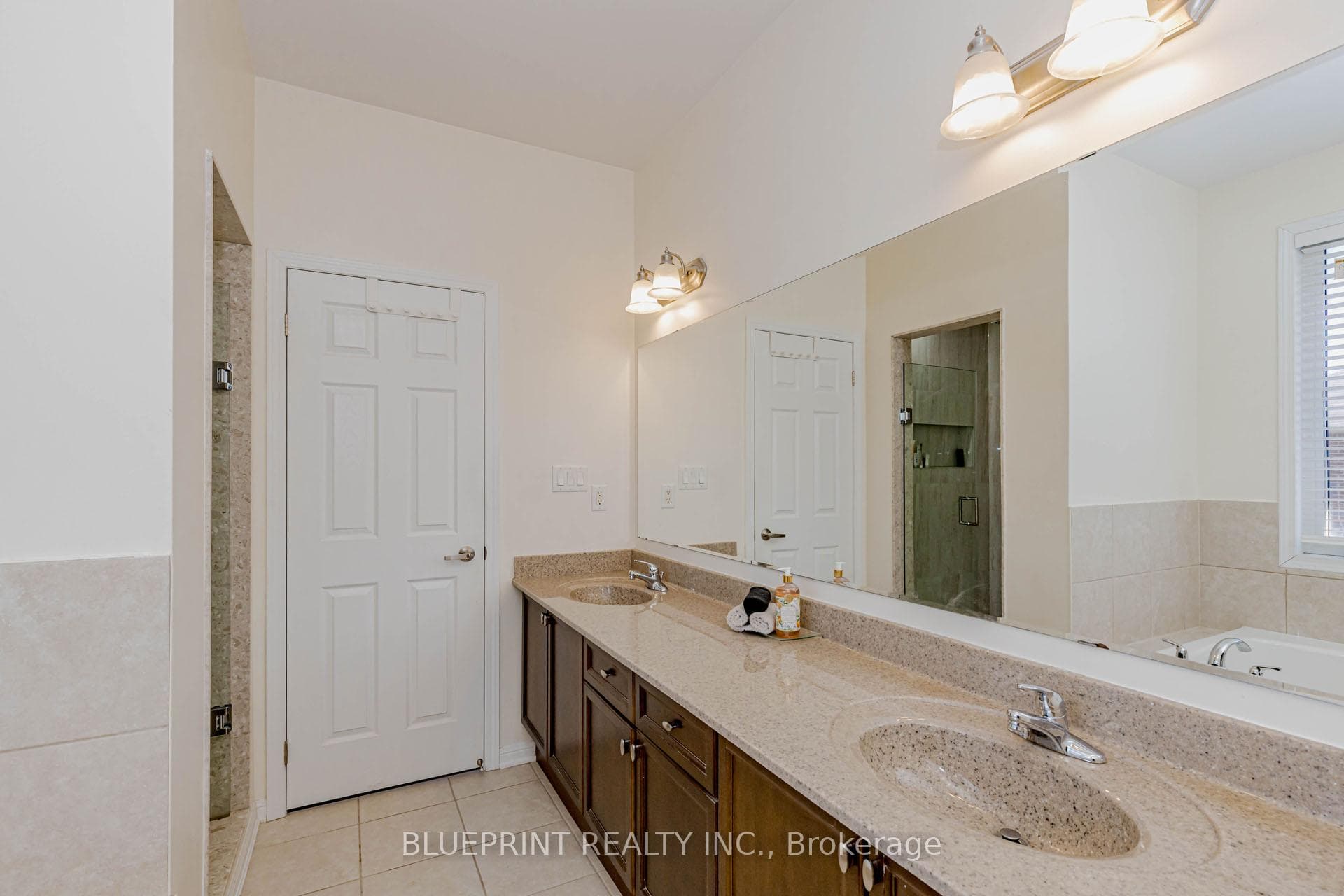 649 Brothers Crescent photo 24