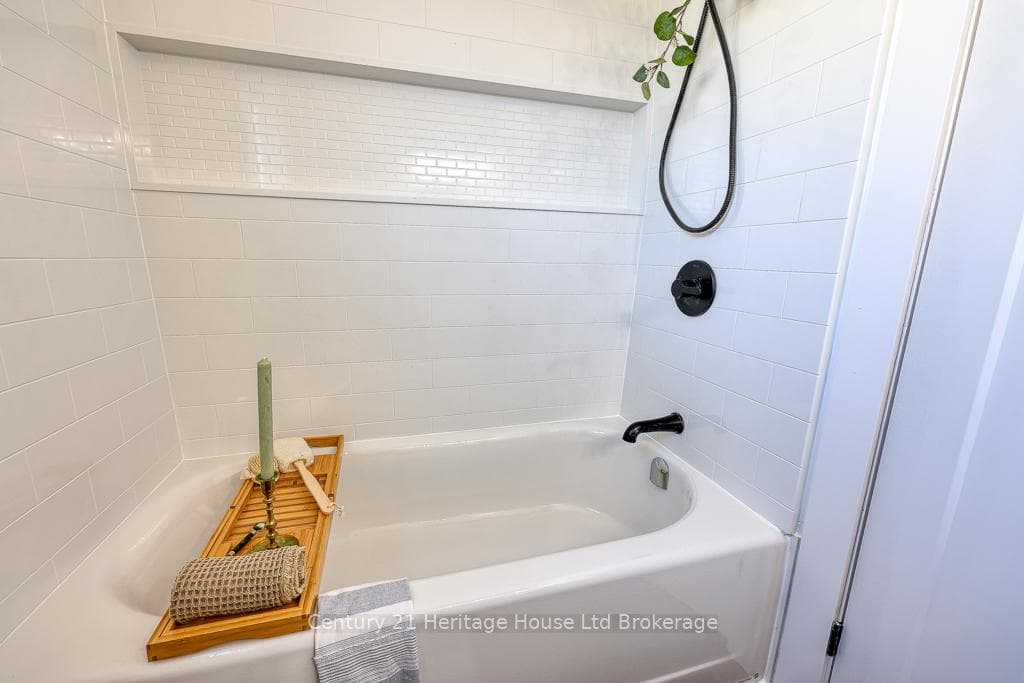 1088 Canfield Crescent photo 29