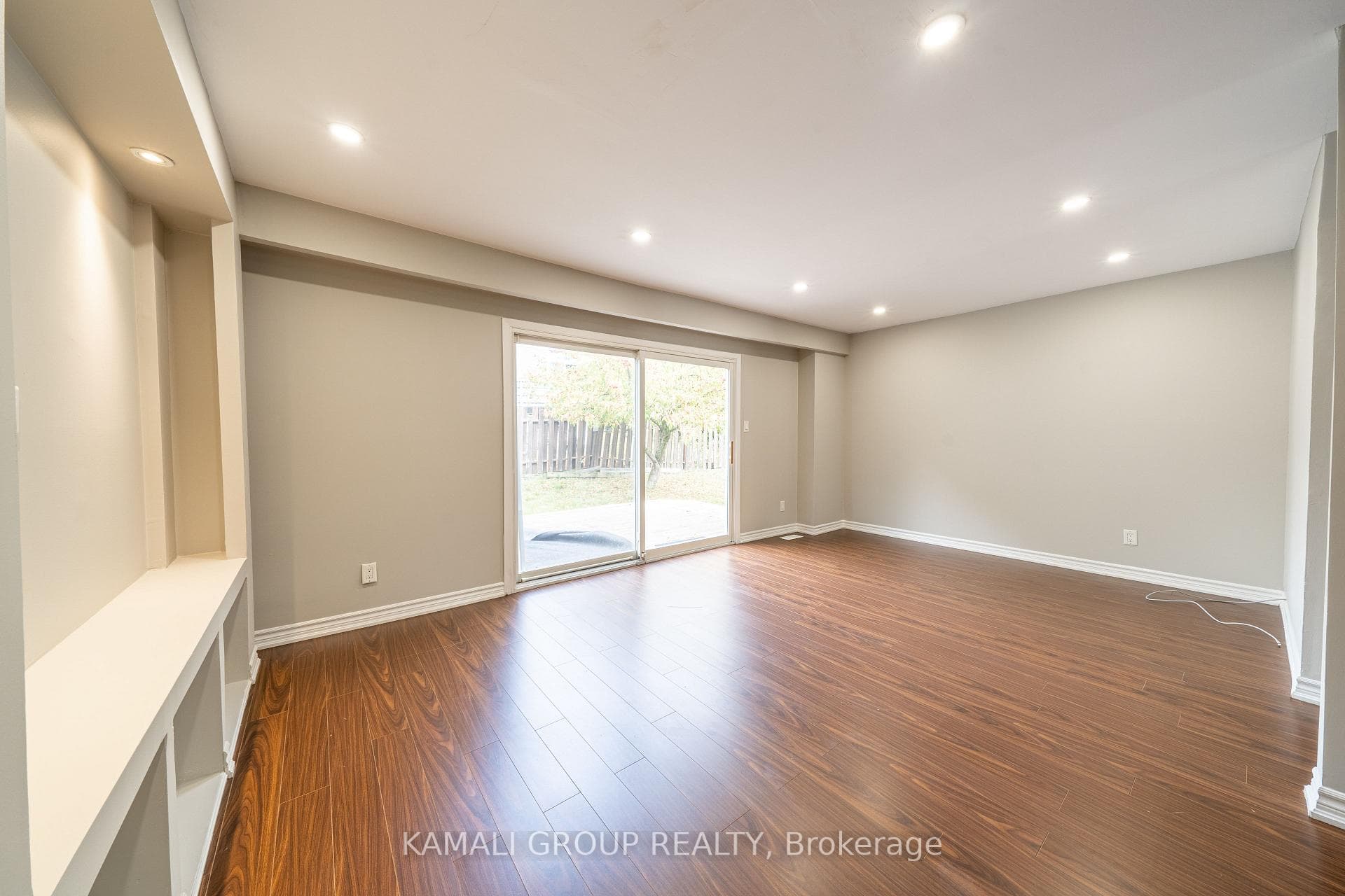 913 Carnaby Crescent photo 4