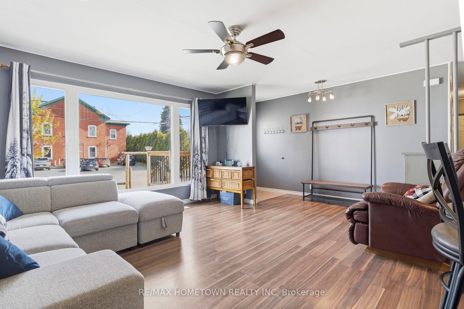 2038 Dundas Street photo 10