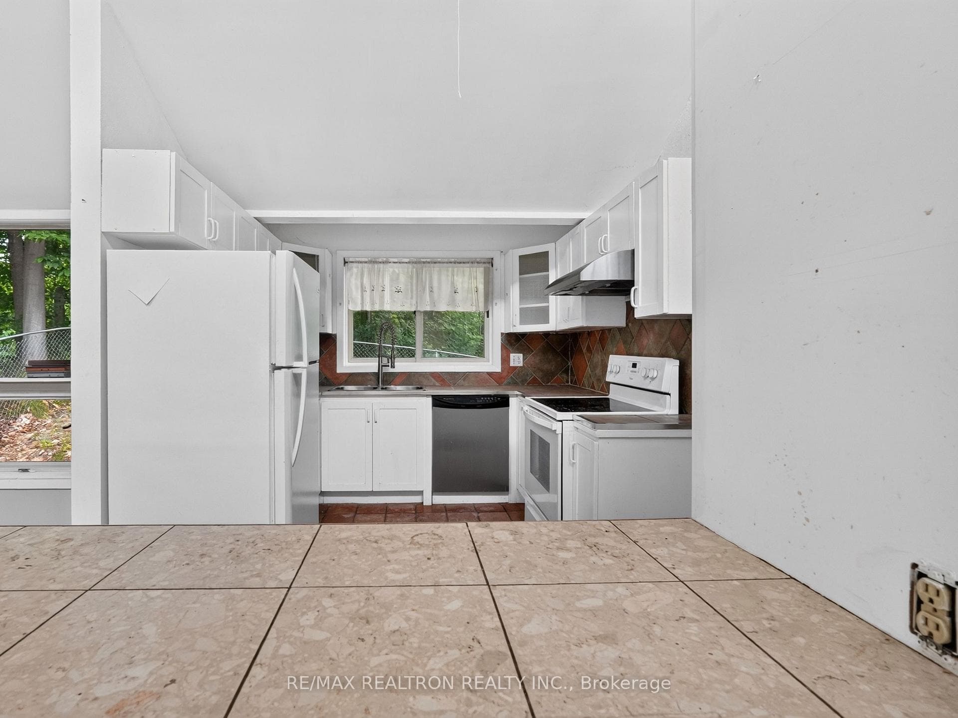 110 Glenwoods Avenue photo 9