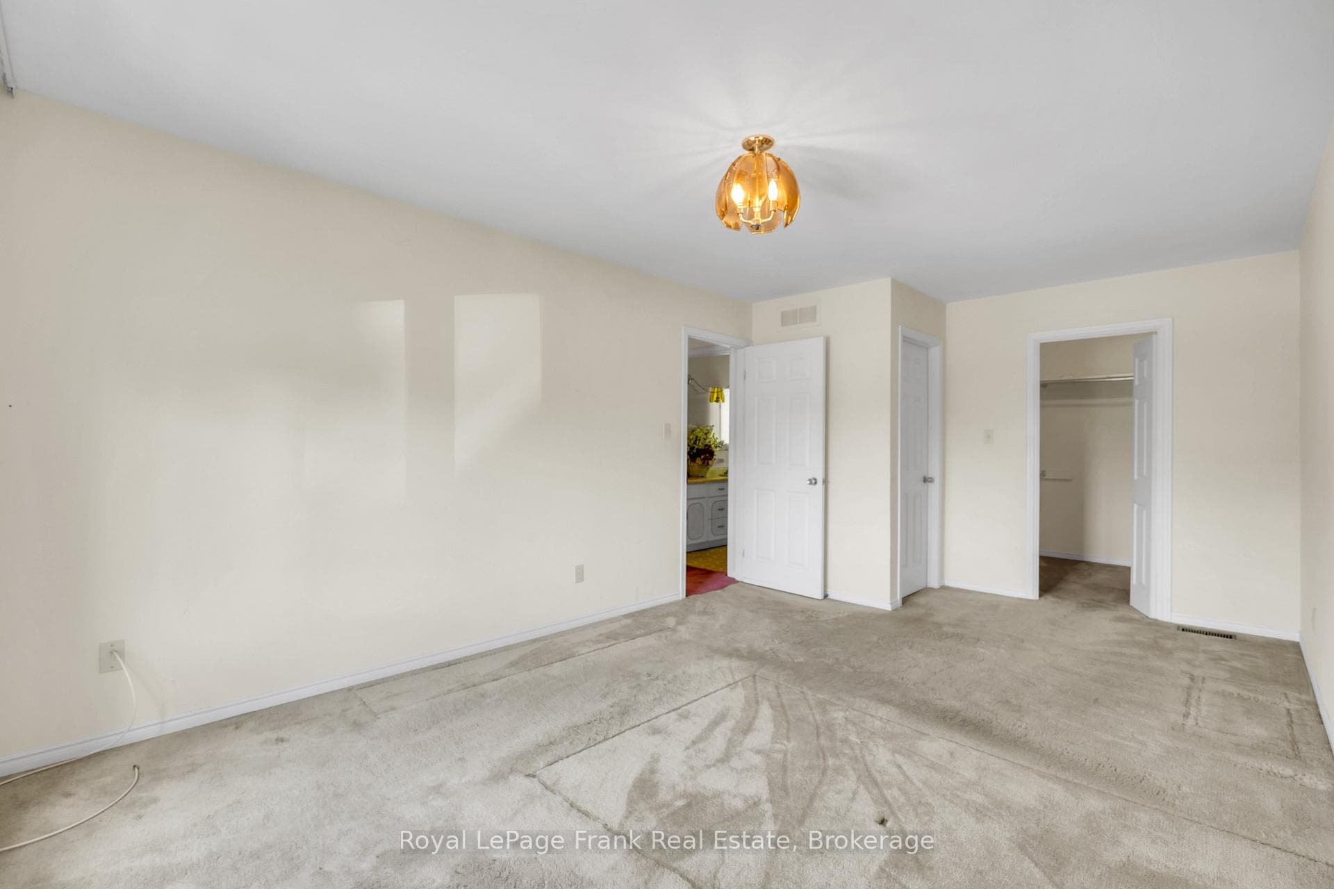Primary Bedrm w/walk-in closet & 5 pc semi-ensuite