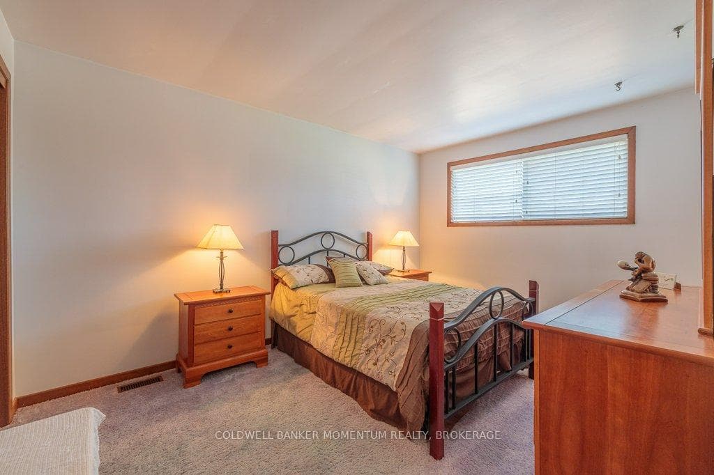 5 Mowat Crescent photo 24