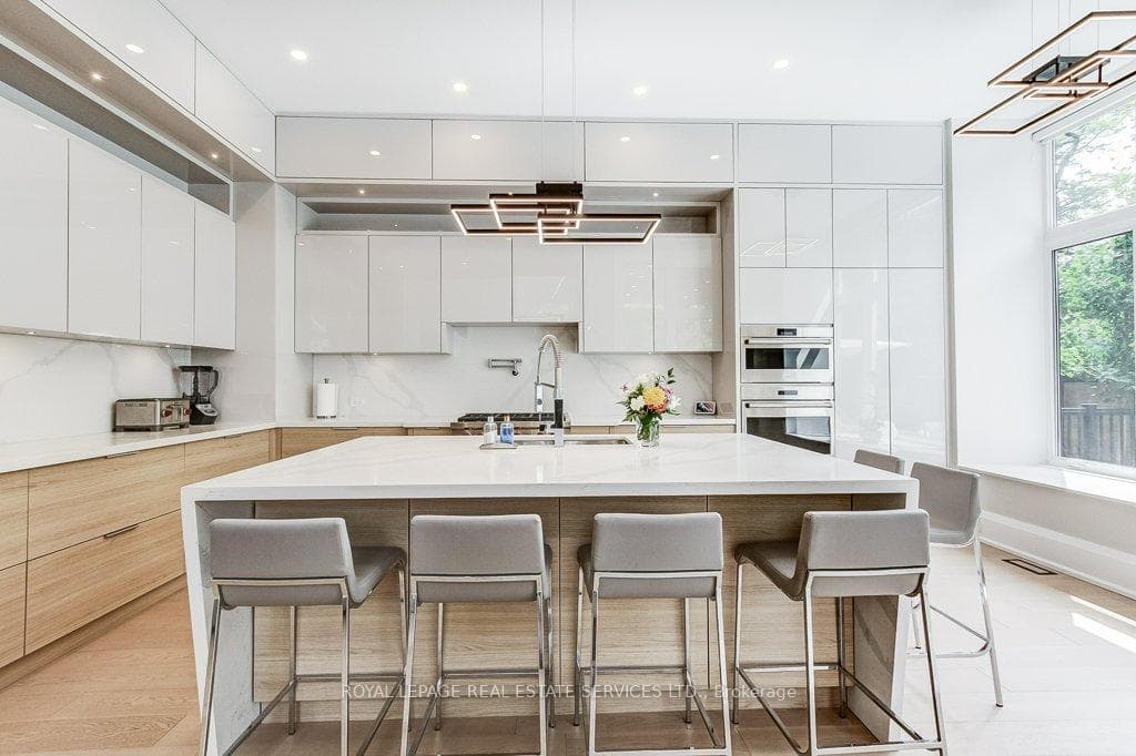 Large Quartz Island w/Double sink