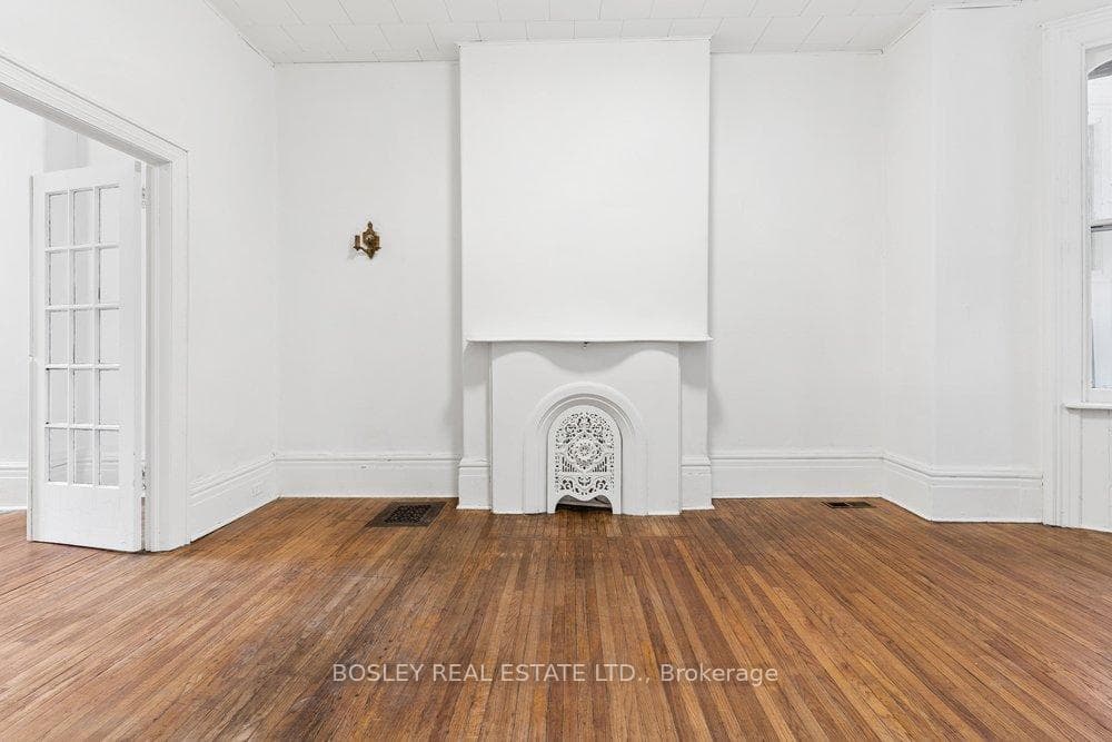 221 Beverley Street photo 9