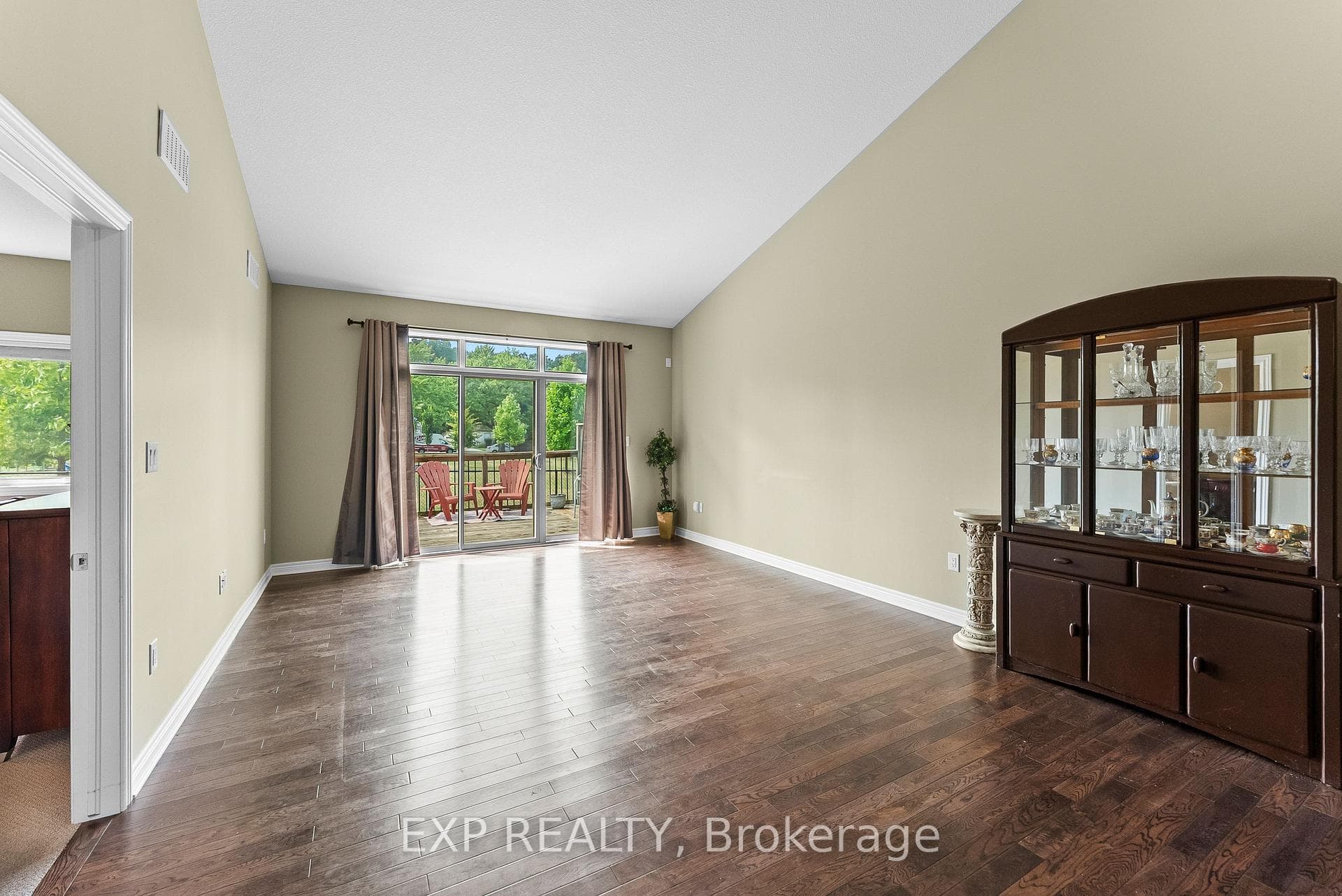 5490 Prince Edward Avenue Unit 4 photo 12