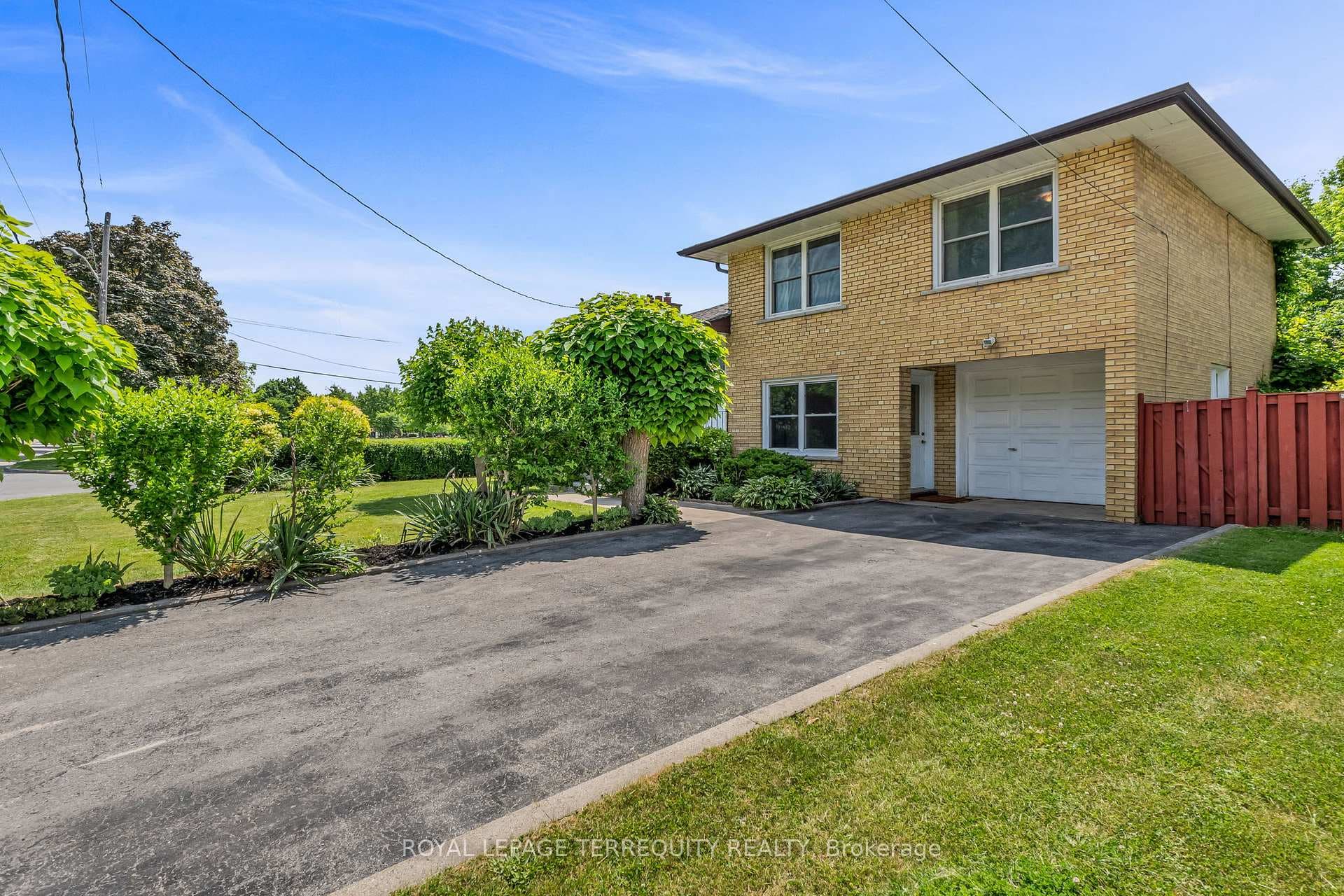 Double garage & ground level entry