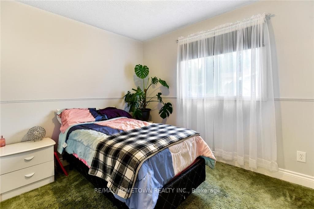 9 BERNARD Crescent photo 12