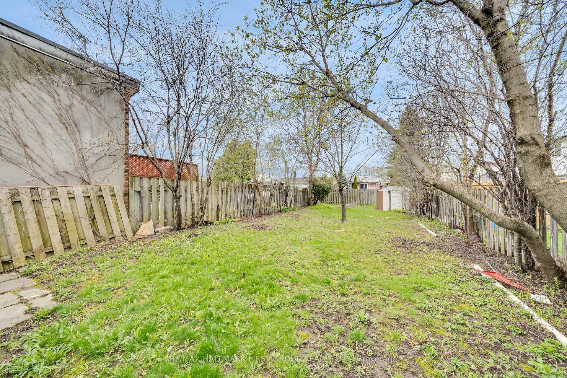 586 Radisson Avenue photo 38