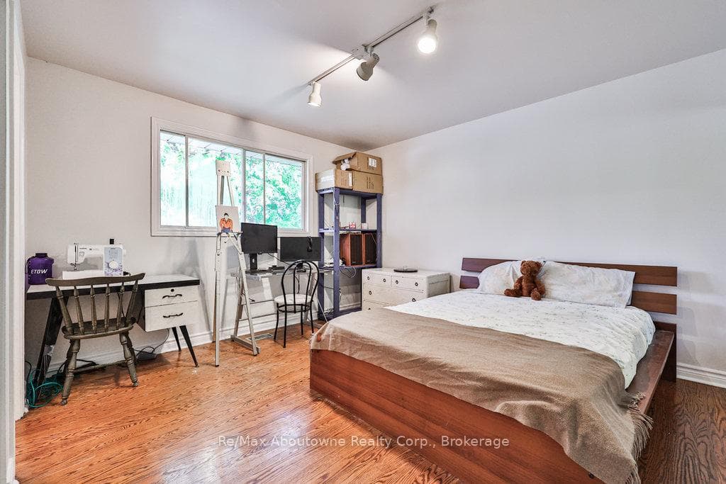 2069 THORNLEA Drive photo 14