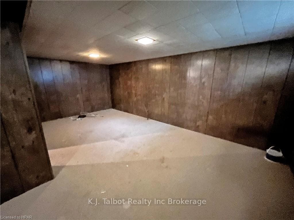342 COMOX Crescent photo 22