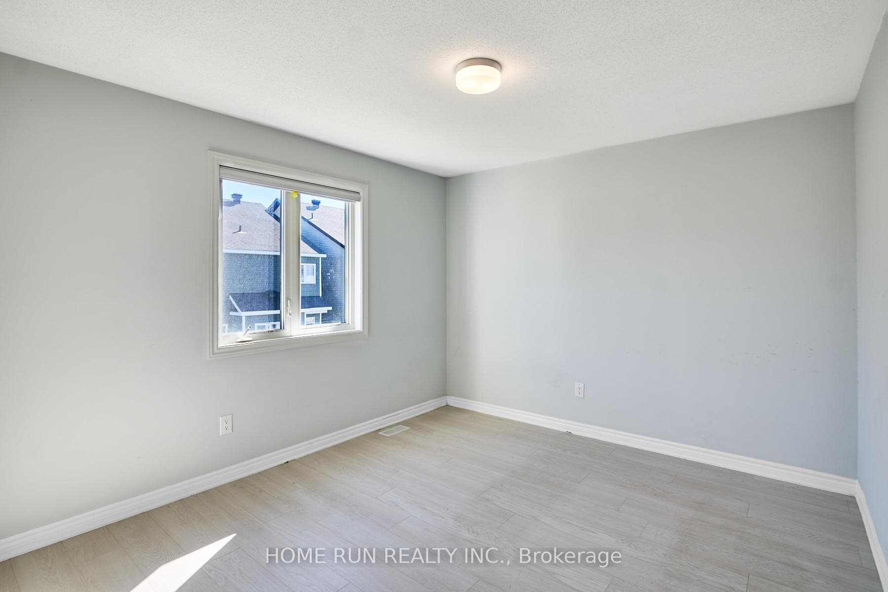 761 DERREEN Avenue photo 28