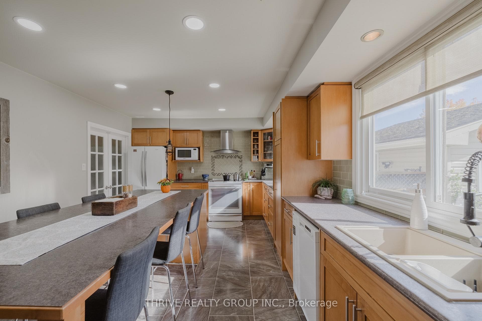 112 Downing Crescent photo 11