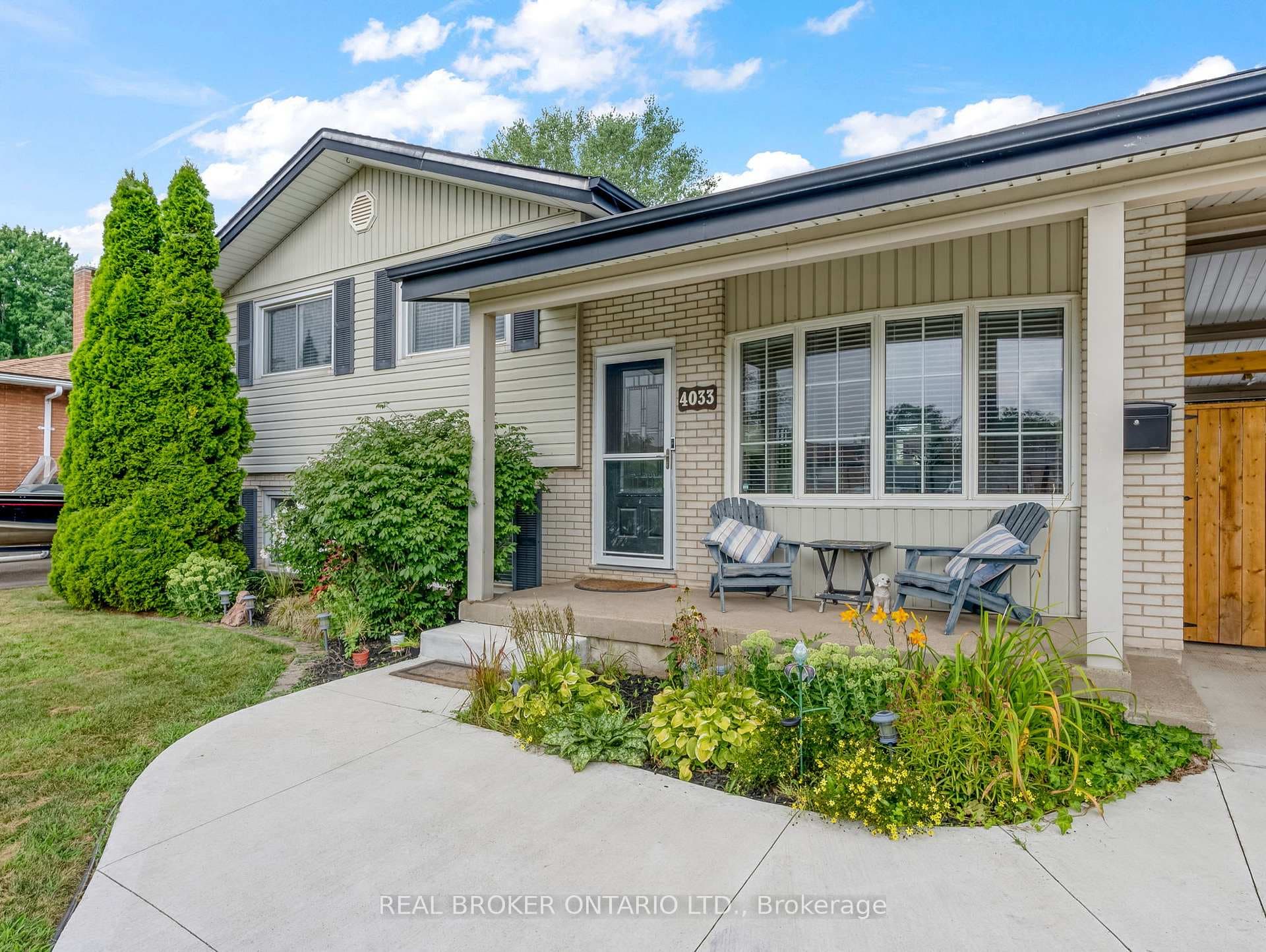 4033 Montcalm Crescent photo 5