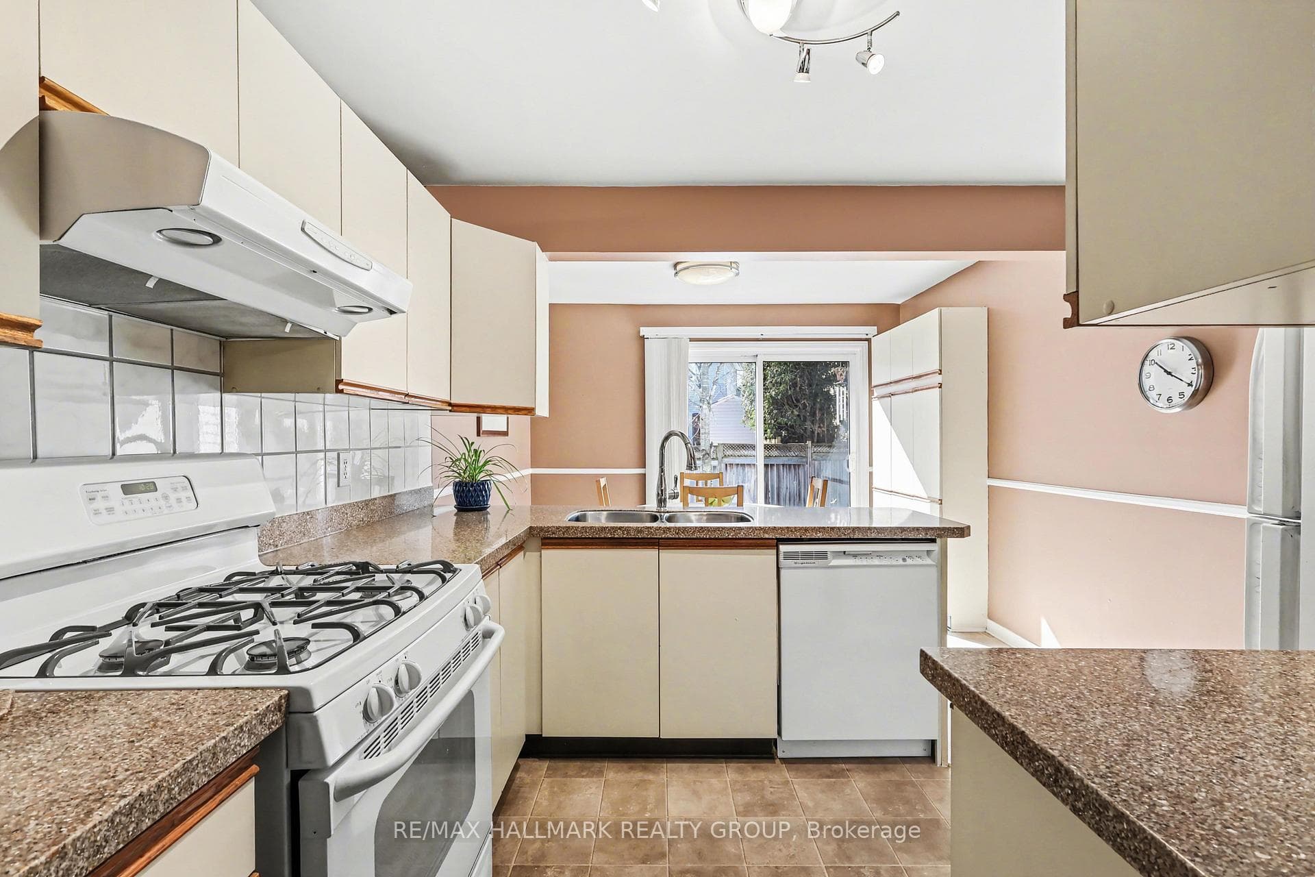 1620 Des Grives Crescent photo 8