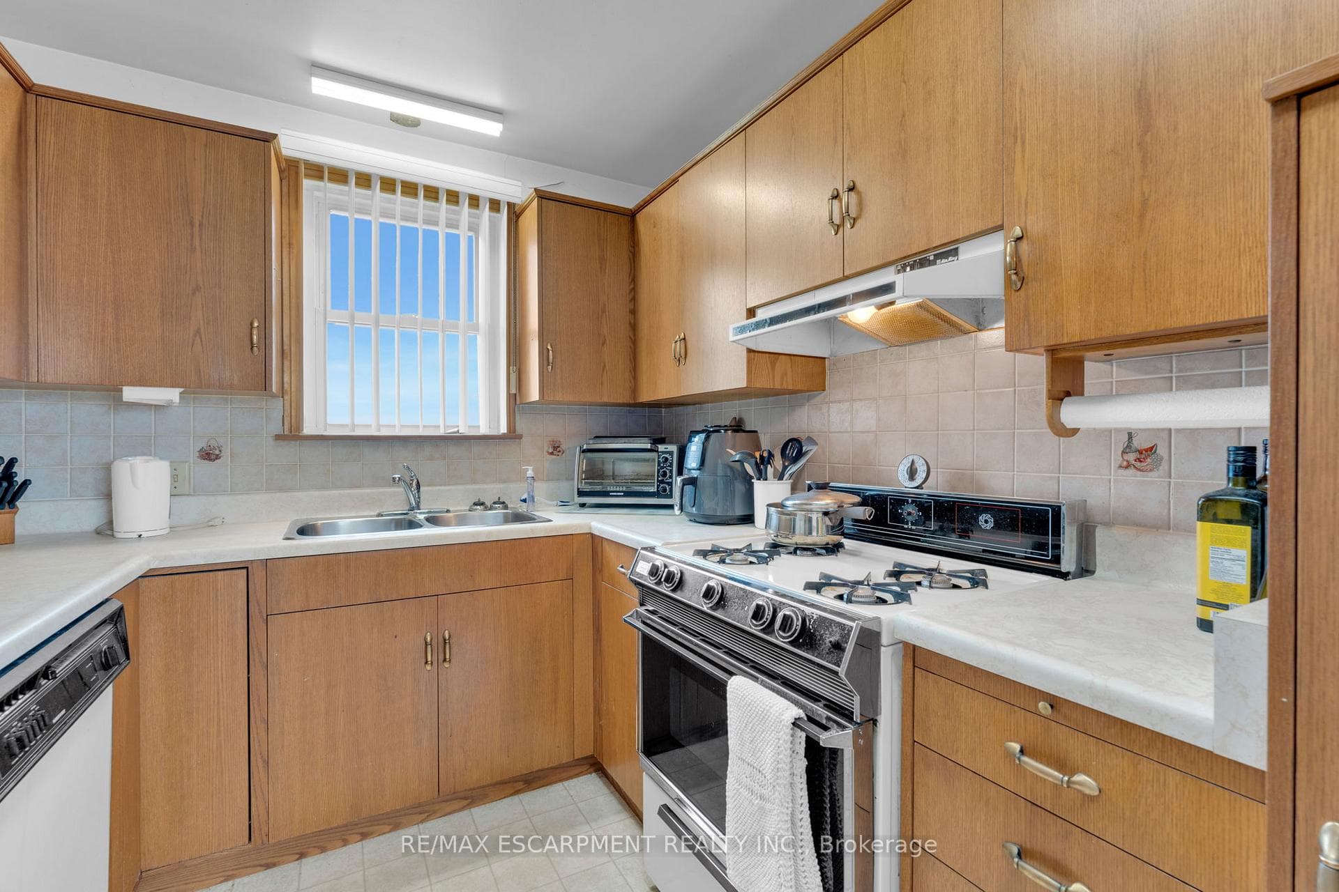 2986 Grimsby Road photo 12