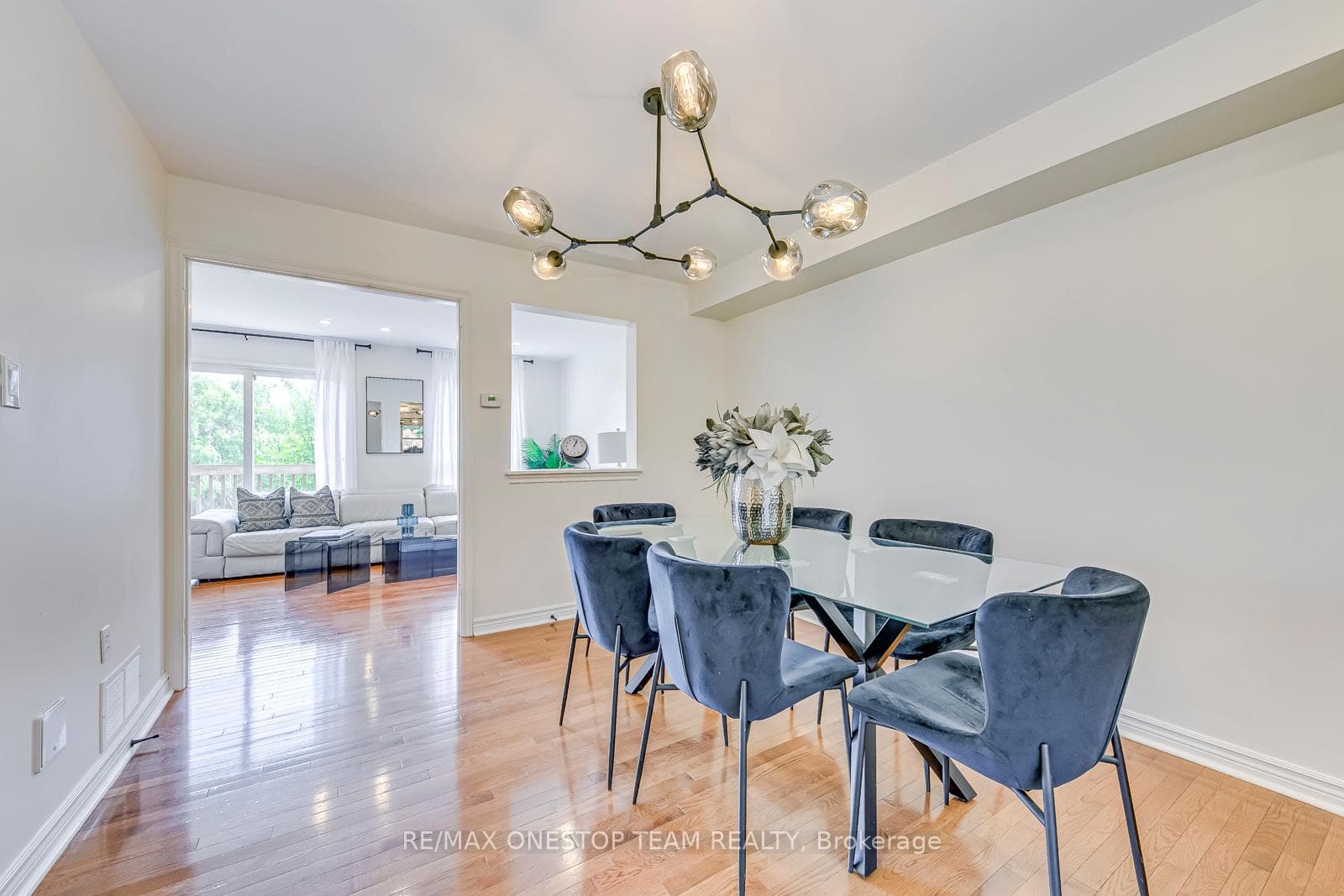 1068 Queens Avenue photo 8