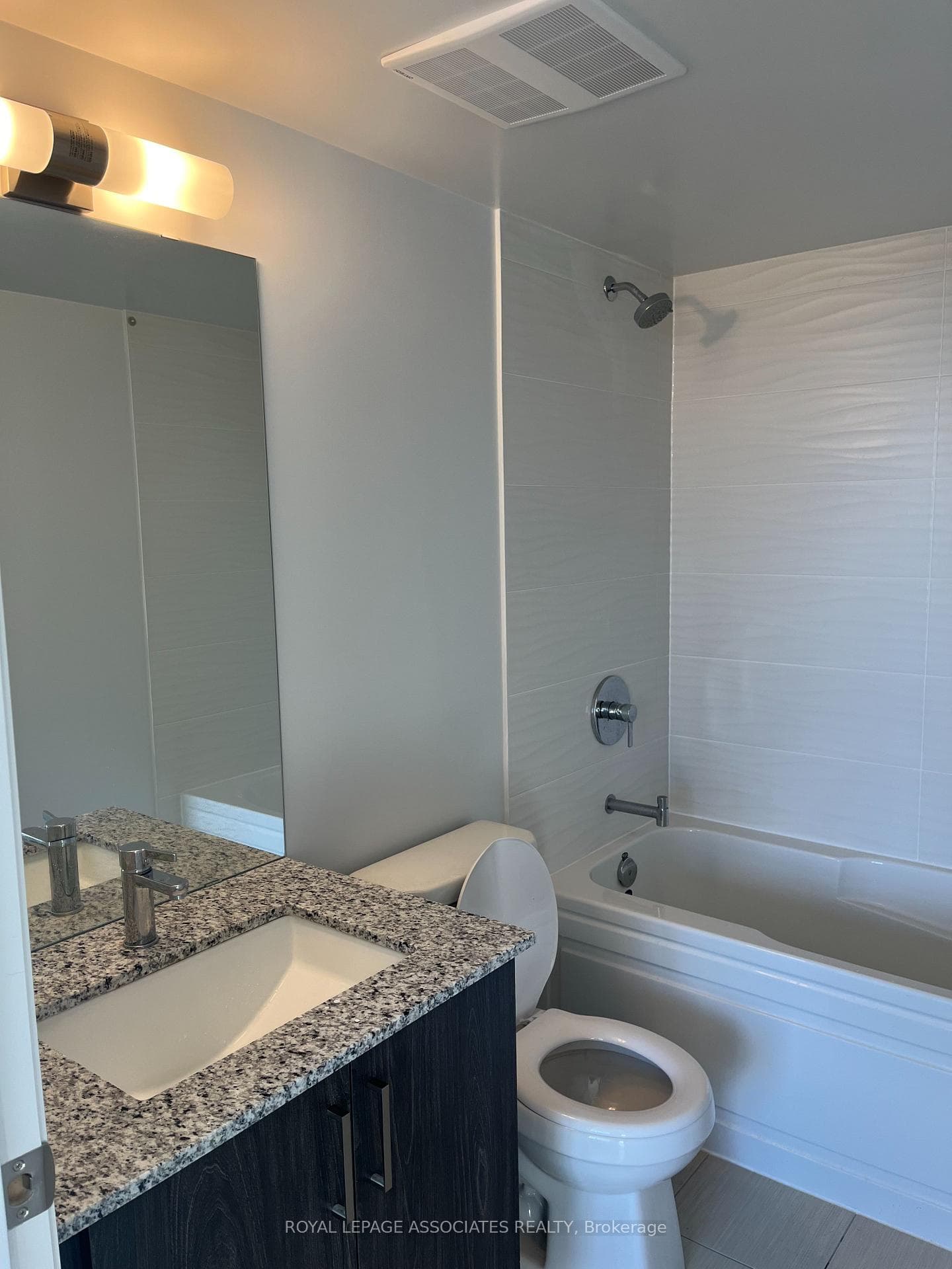 20 Meadowglen Place Unit 1605 photo 7