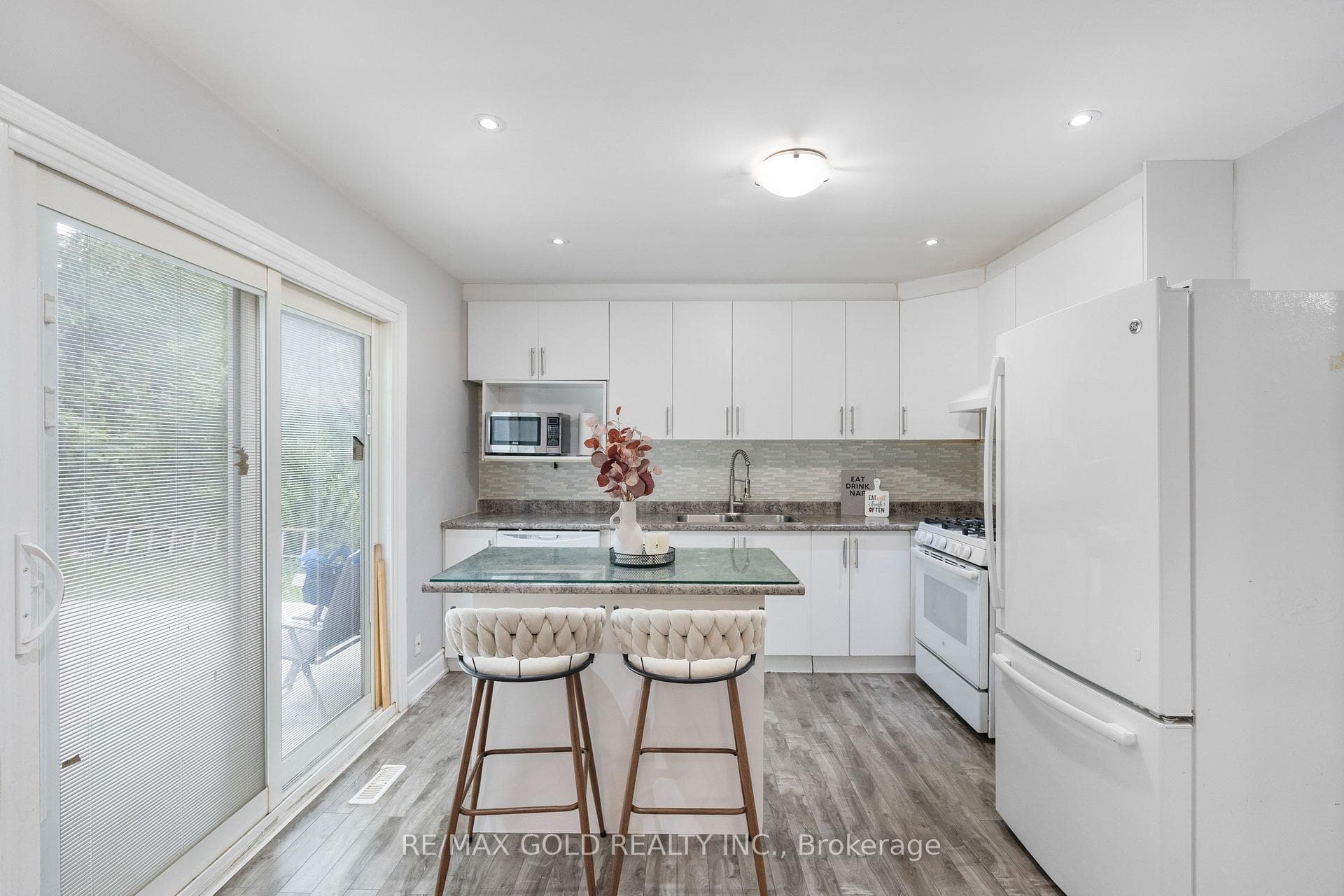48 Maidstone Crescent photo 25