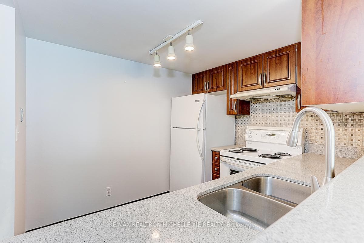8 Lee Centre Drive Unit Unit503 photo 13
