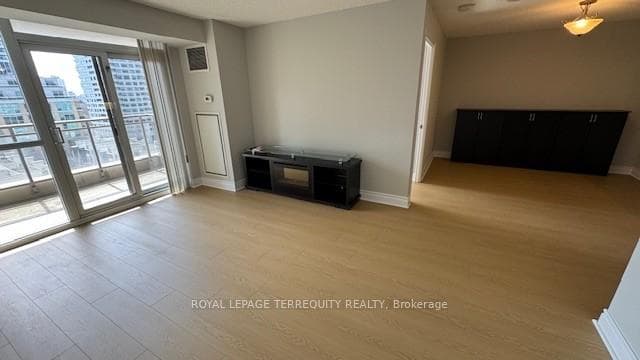 123 Eglinton Avenue Unit 1009 photo 3
