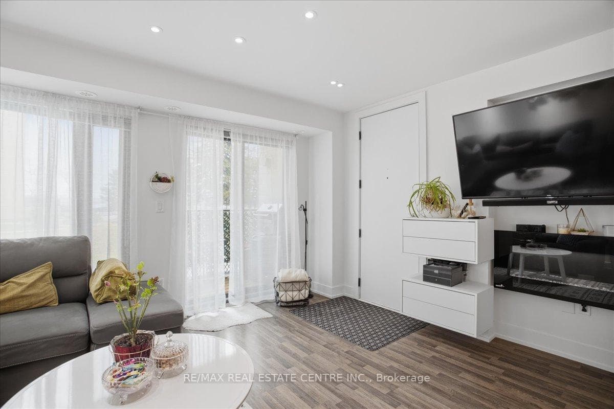 132 Widdicombe Hill Boulevard Unit 307 photo 3