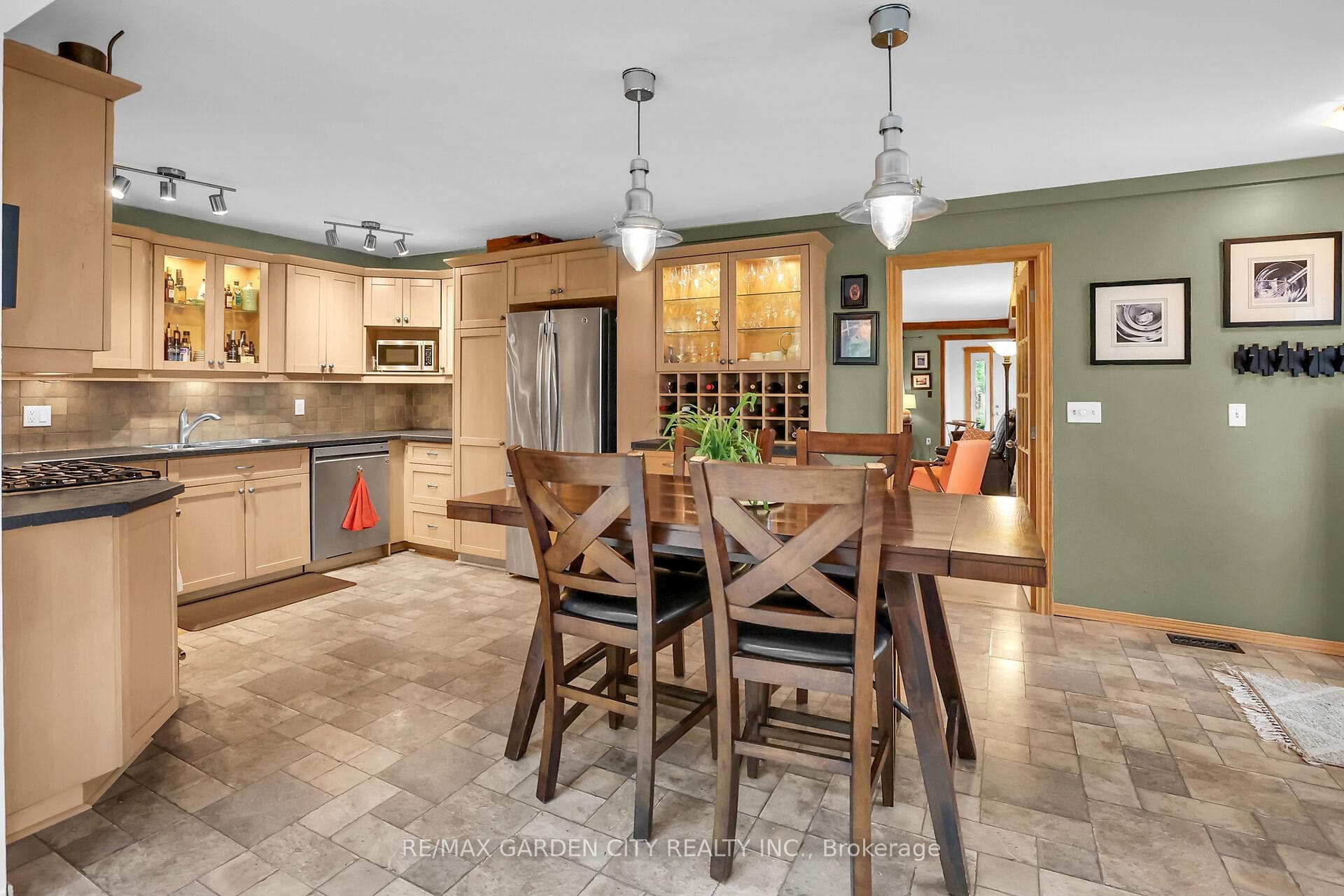10 Maple Avenue photo 8