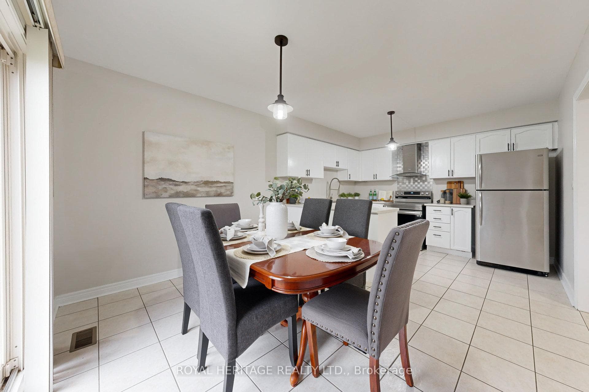 154 Queen Isabella Crescent photo 5