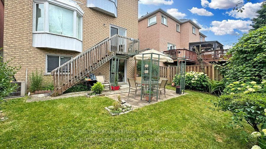 1452 Sandhurst Crescent photo 36