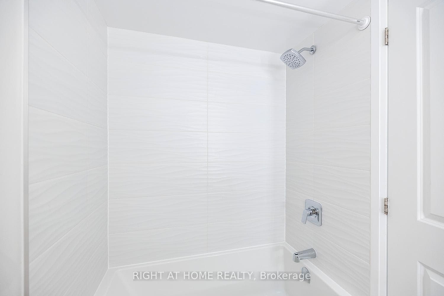 2301 Danforth Avenue Unit 613 photo 15