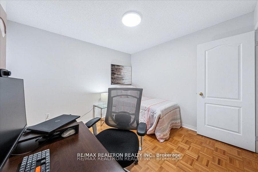 63 Carousel Crescent photo 28
