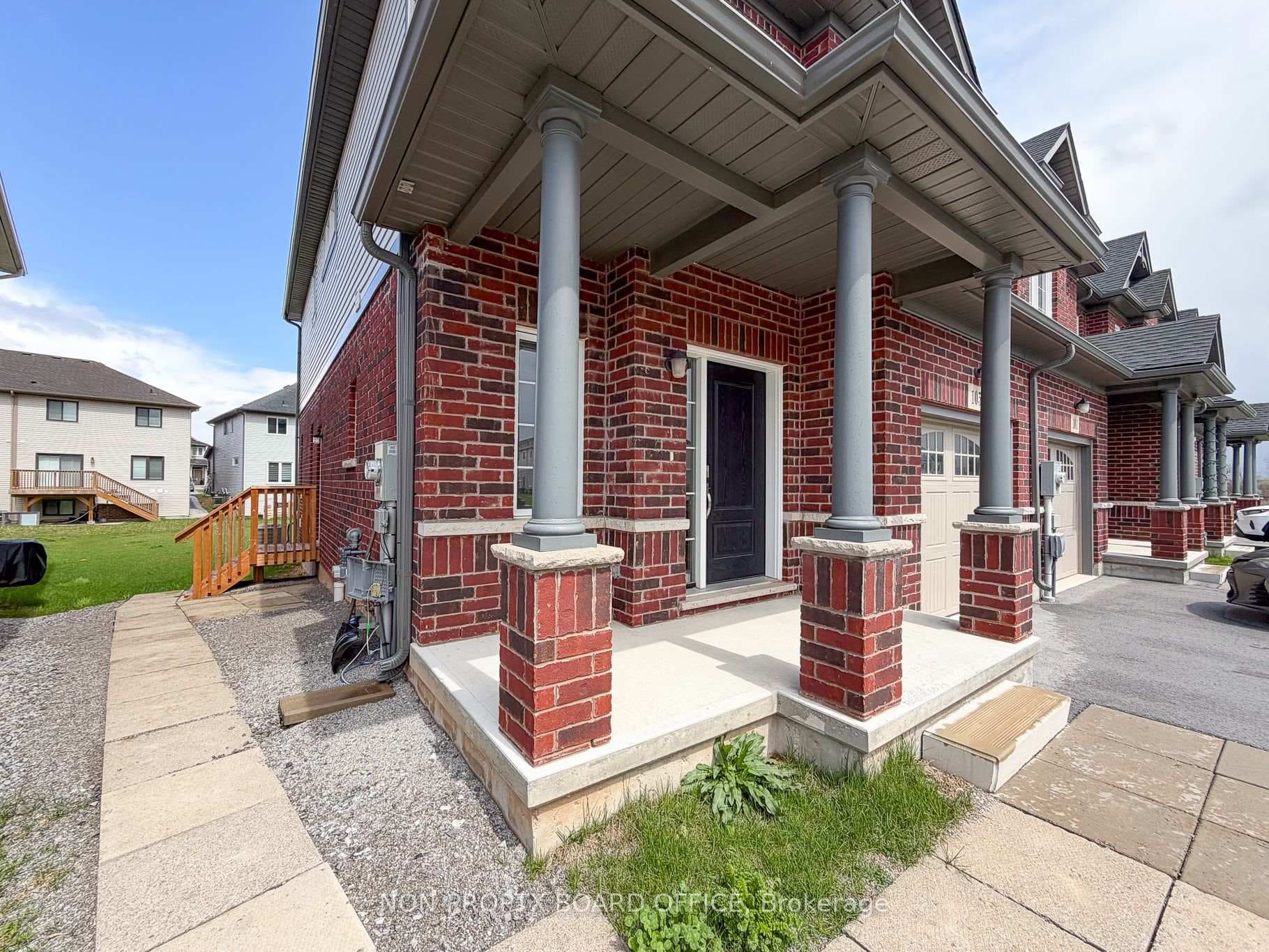 105 Alicia Crescent photo 3
