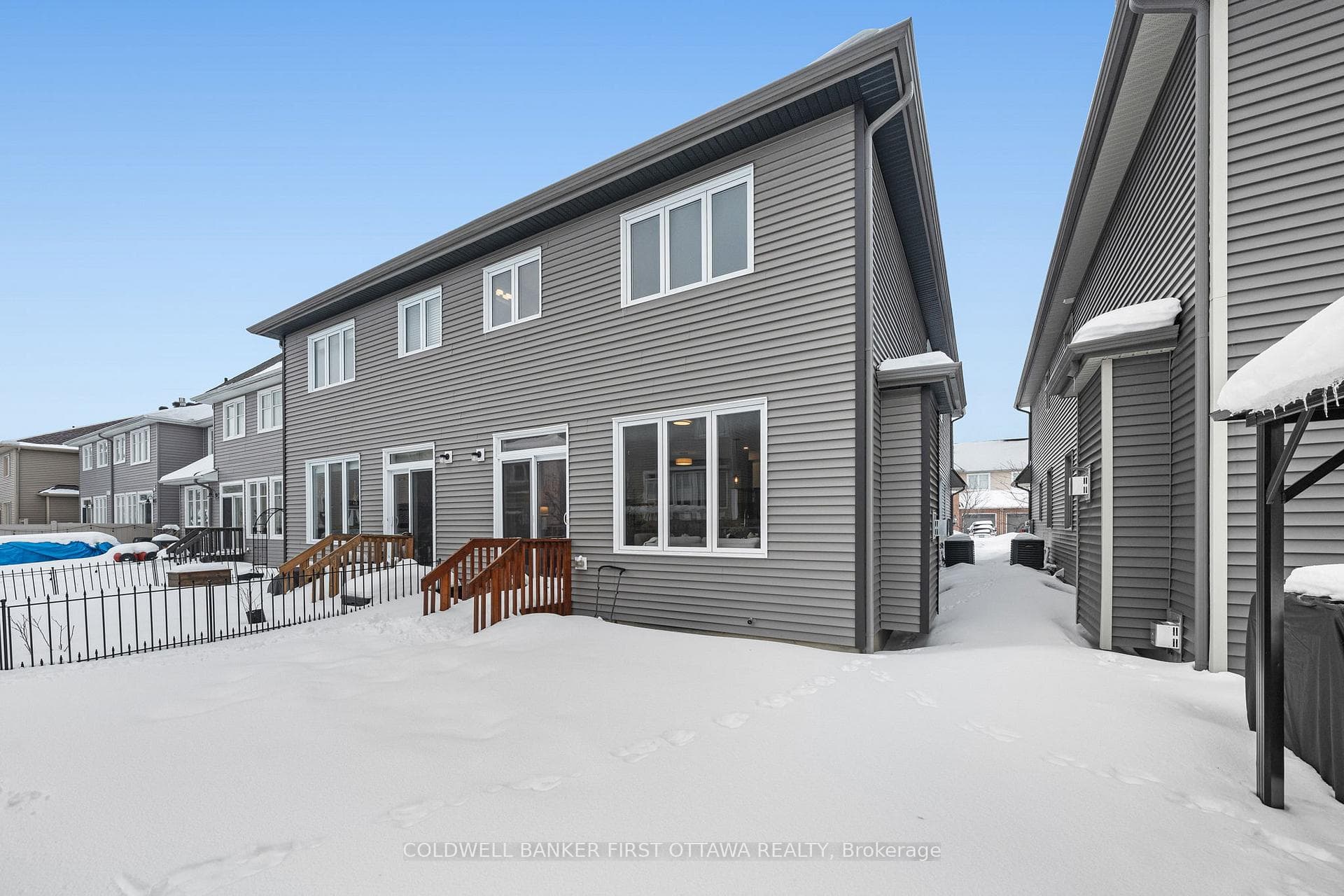 426 WARMSTONE Drive photo 36