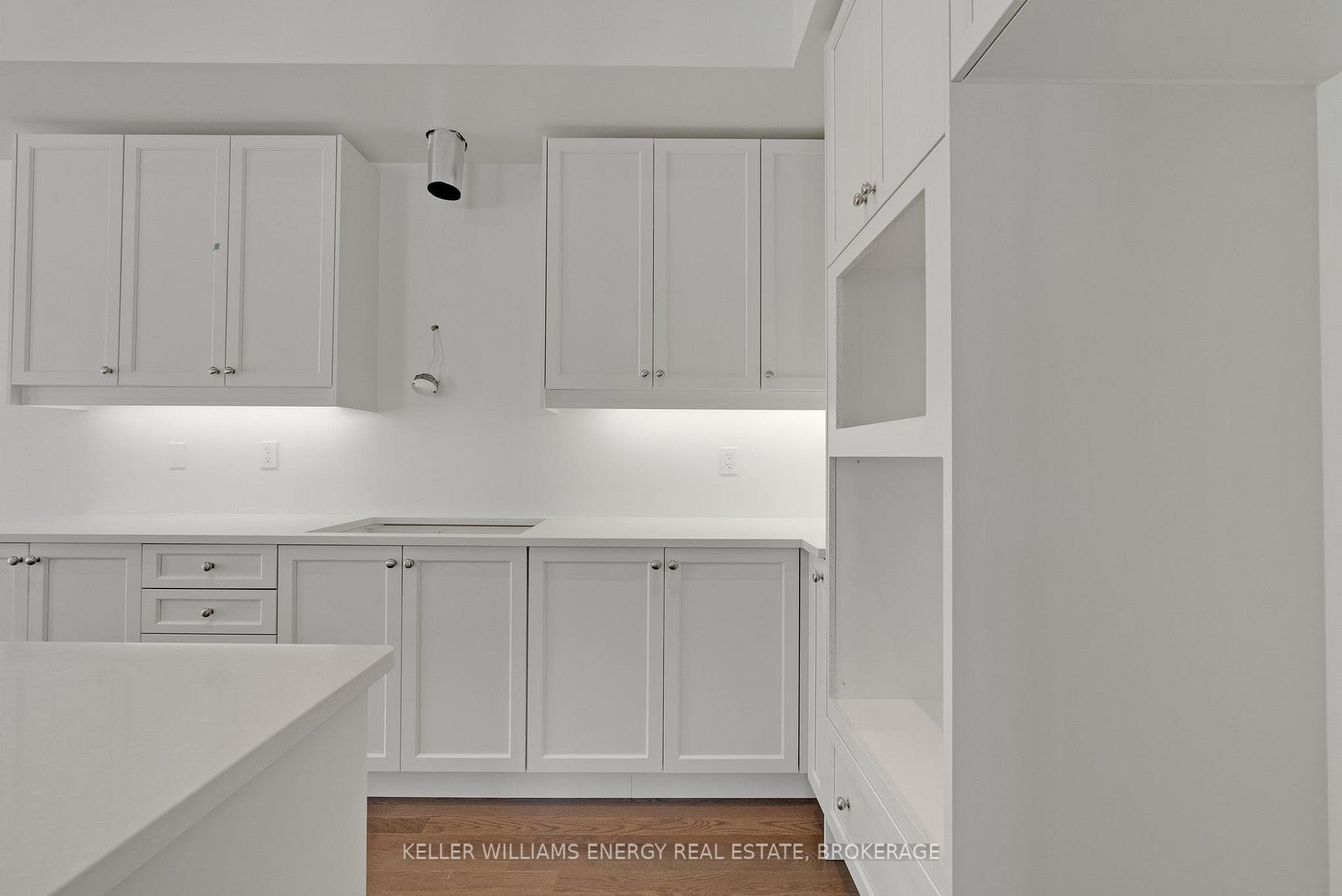 54 Mountainside Crescent photo 4
