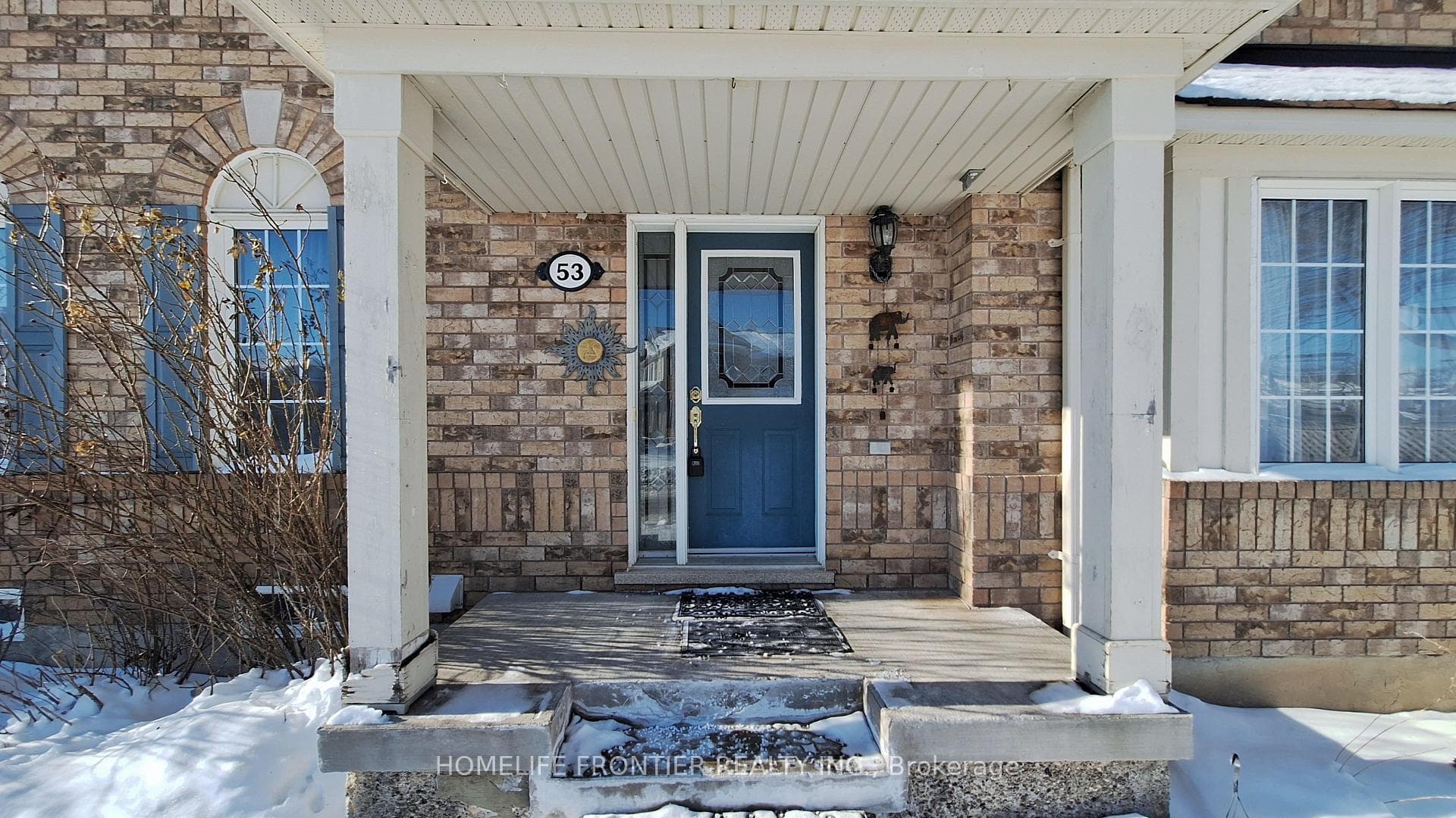 53 Frontenac Crescent photo 3