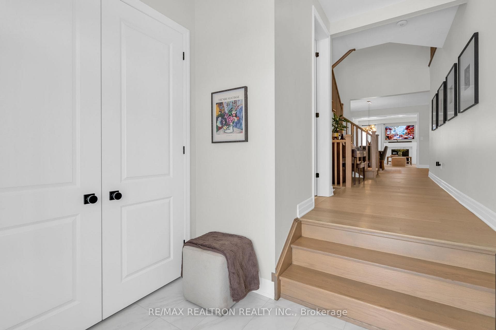669 Newlove Street photo 3