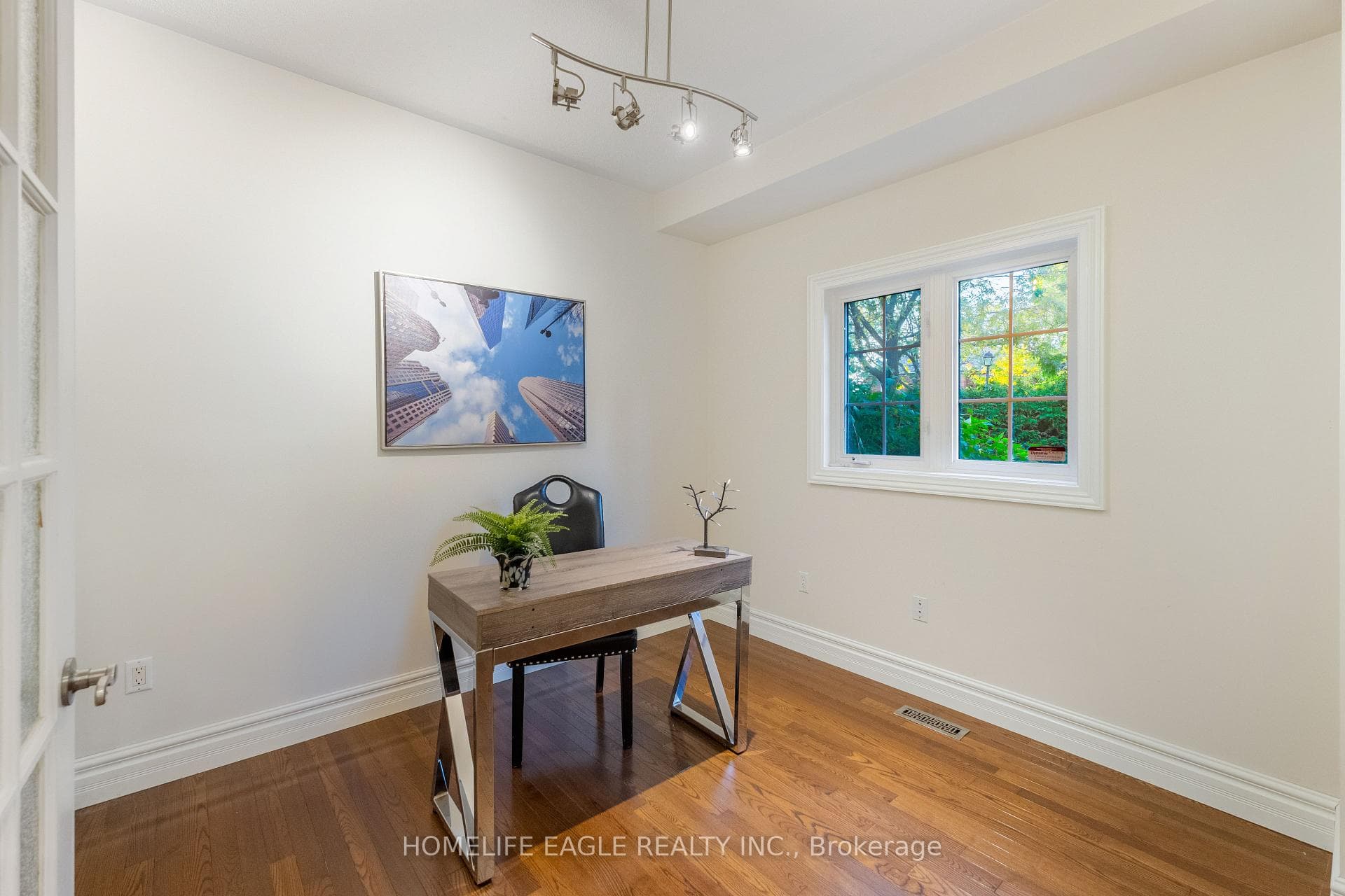 200 Narinia Crescent photo 7